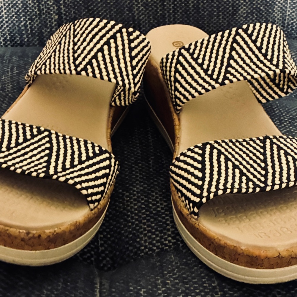 Bzees Black and Cream Patterned Sandals women’s size 9